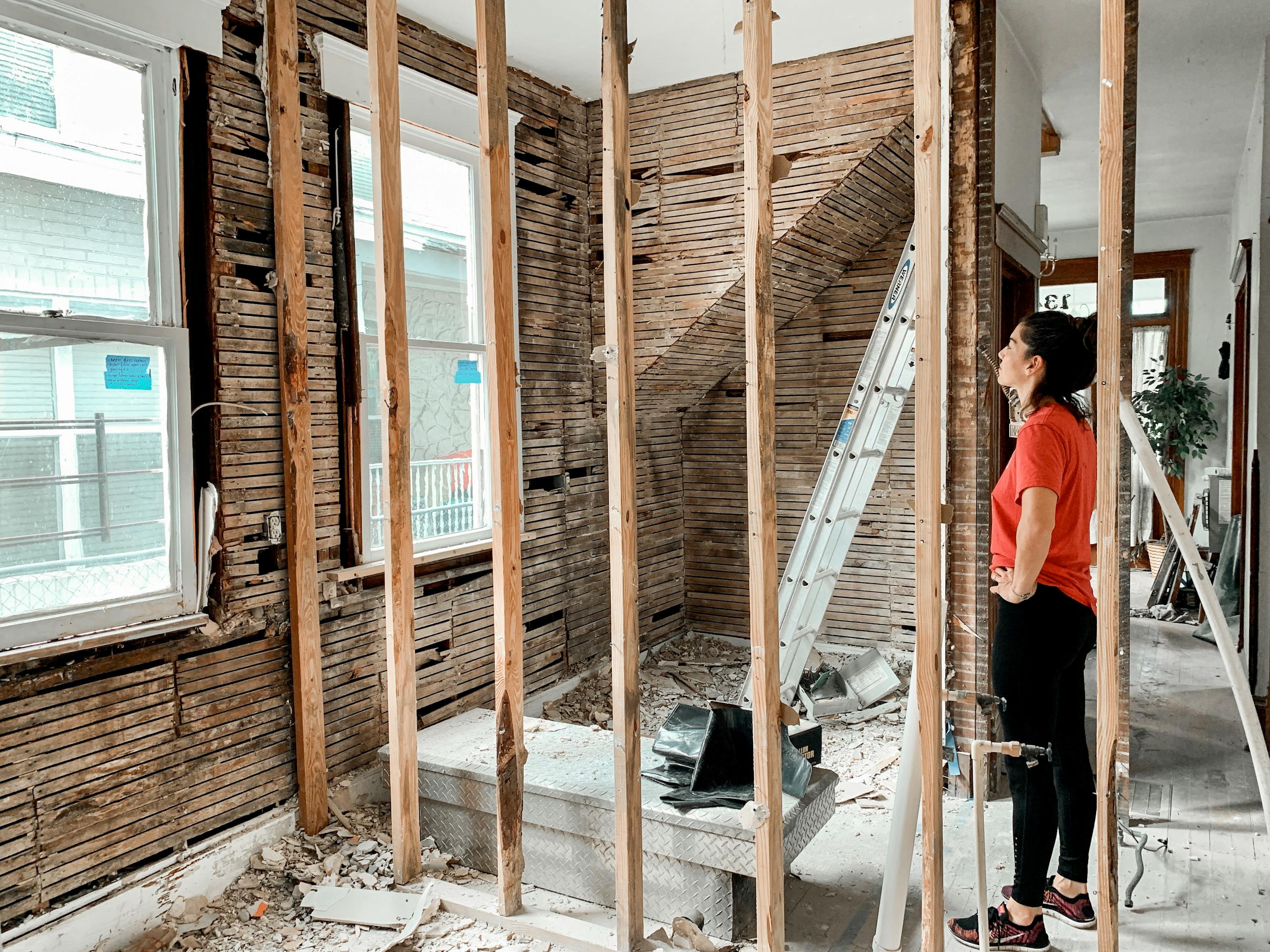 propriétaire inspectant un chantier de rénovation énergétique MaPrimeRénov' 2026