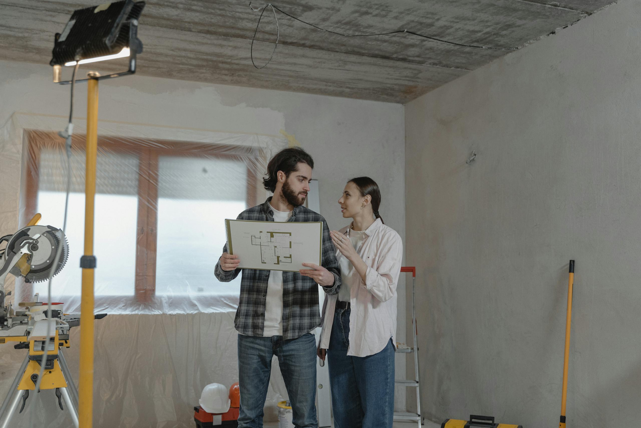 Certificats d'économies d'énergie : couple planifiant des travaux de rénovation énergétique