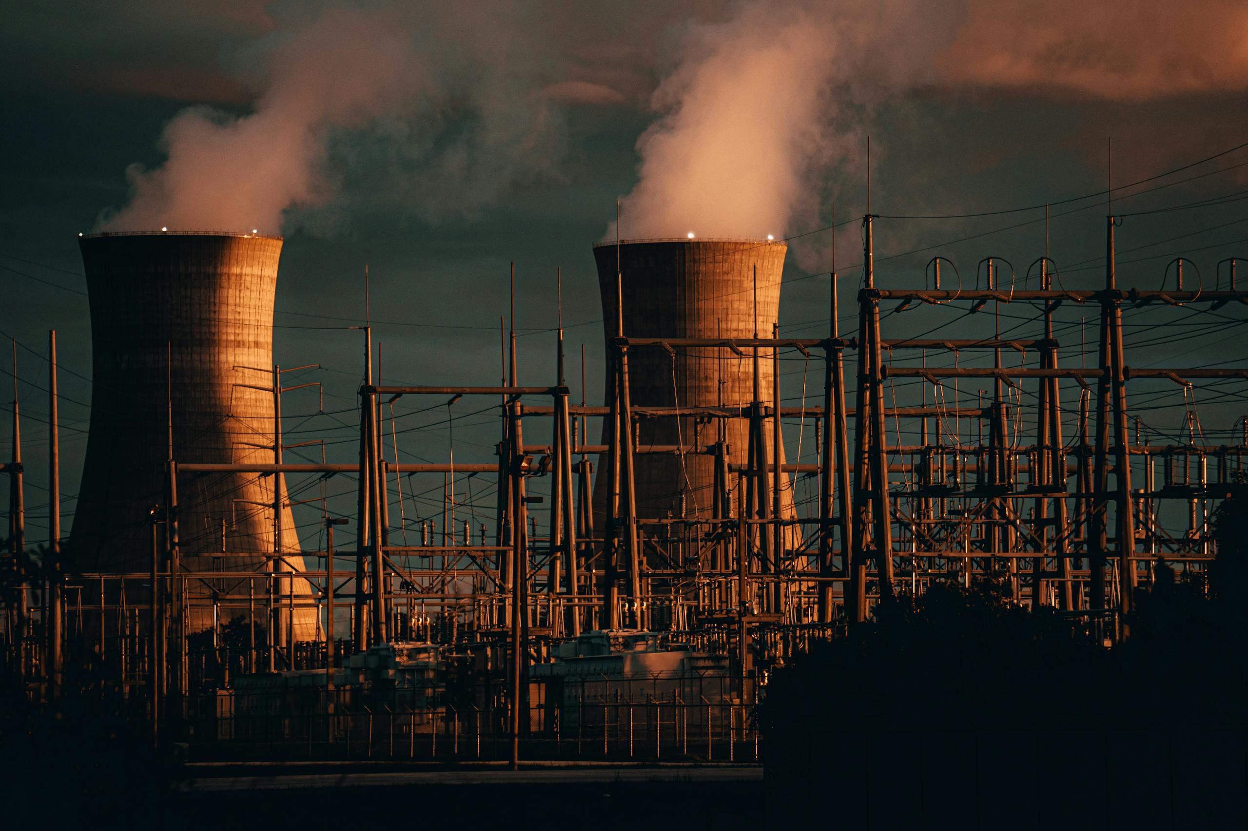 Centrale nucléaire et lignes à haute tension représentant le mix énergétique français Alt : Mix énergétique France 2026 : centrale nucléaire et production d'électricité