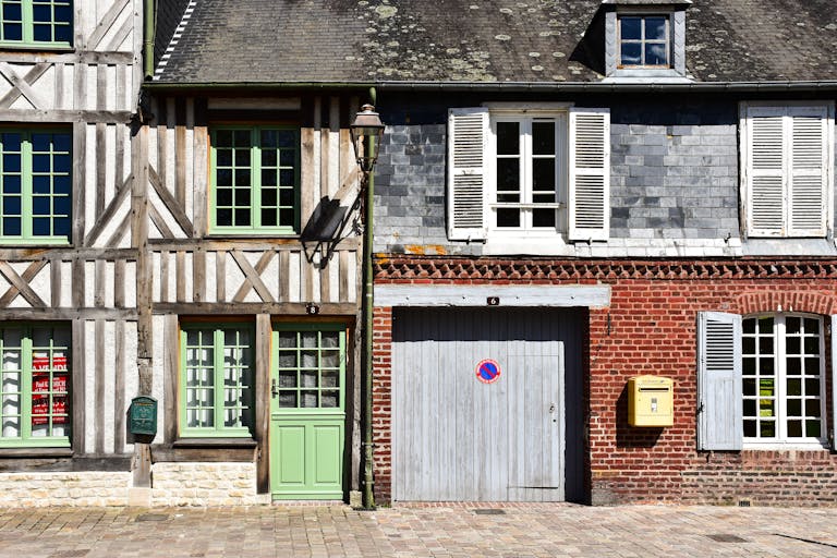 maisons anciennes en colombages et brique typiques des logements classés E F G au DPE 2026