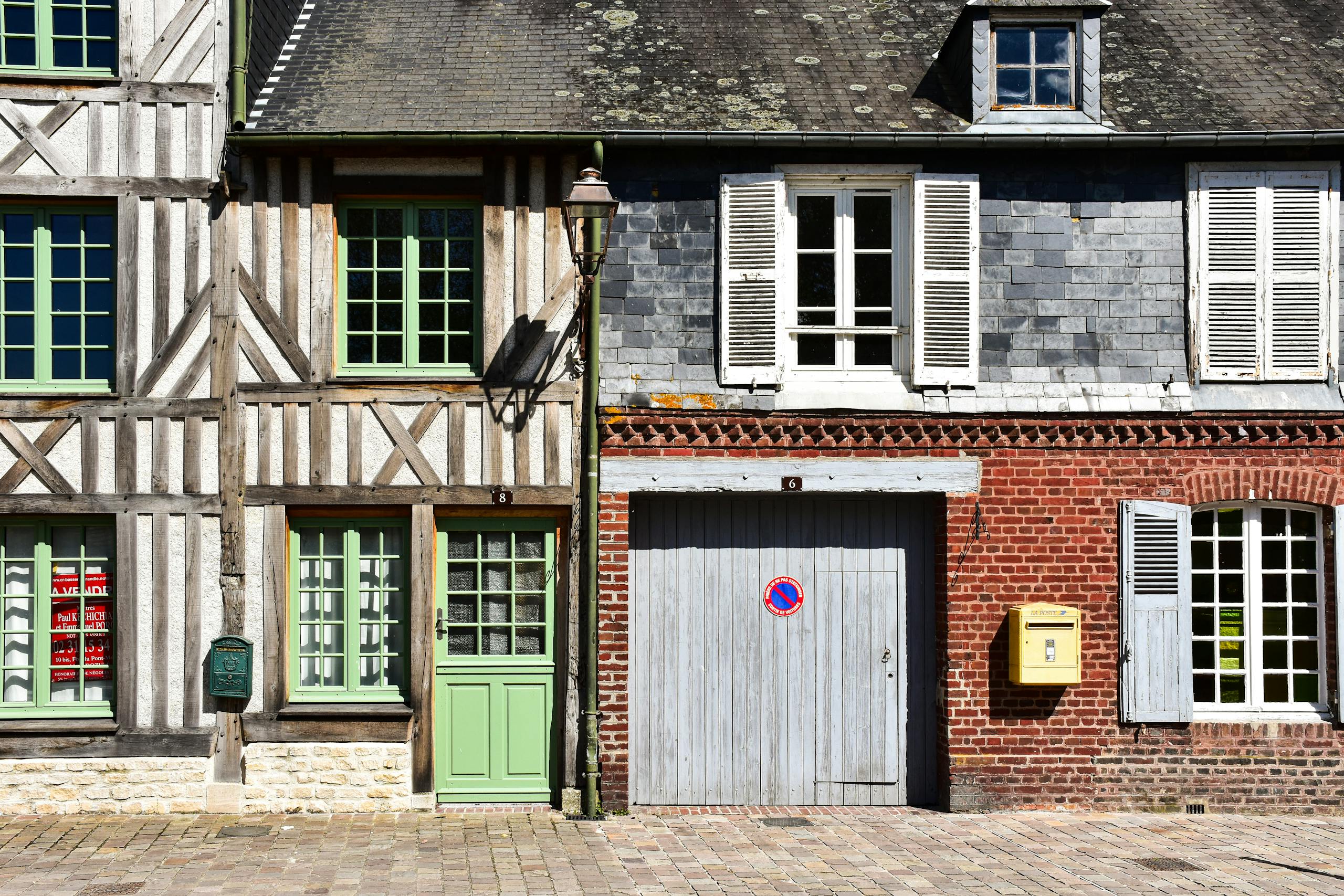 maisons anciennes en colombages et brique typiques des logements classés E F G au DPE 2026