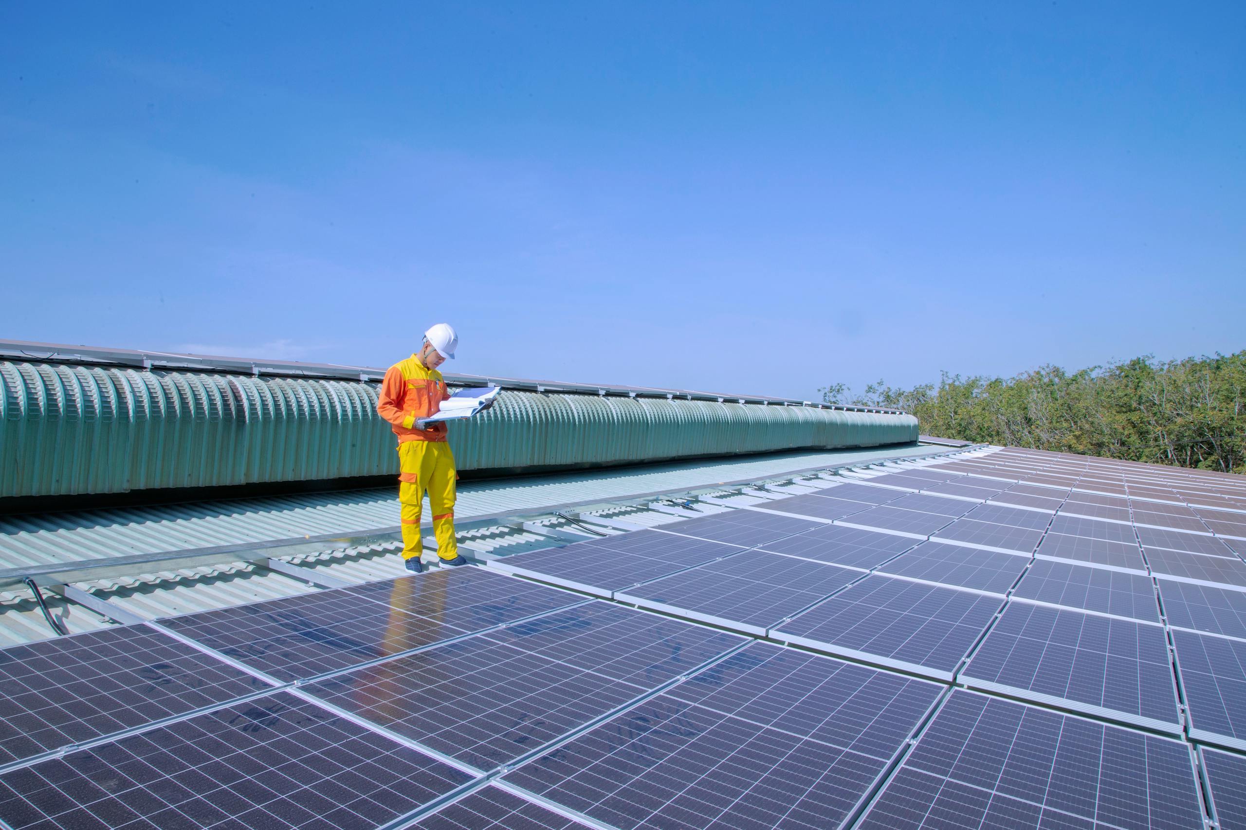 Dimensionner son installation solaire : panneaux photovoltaïques installés sur une toiture résidentielle