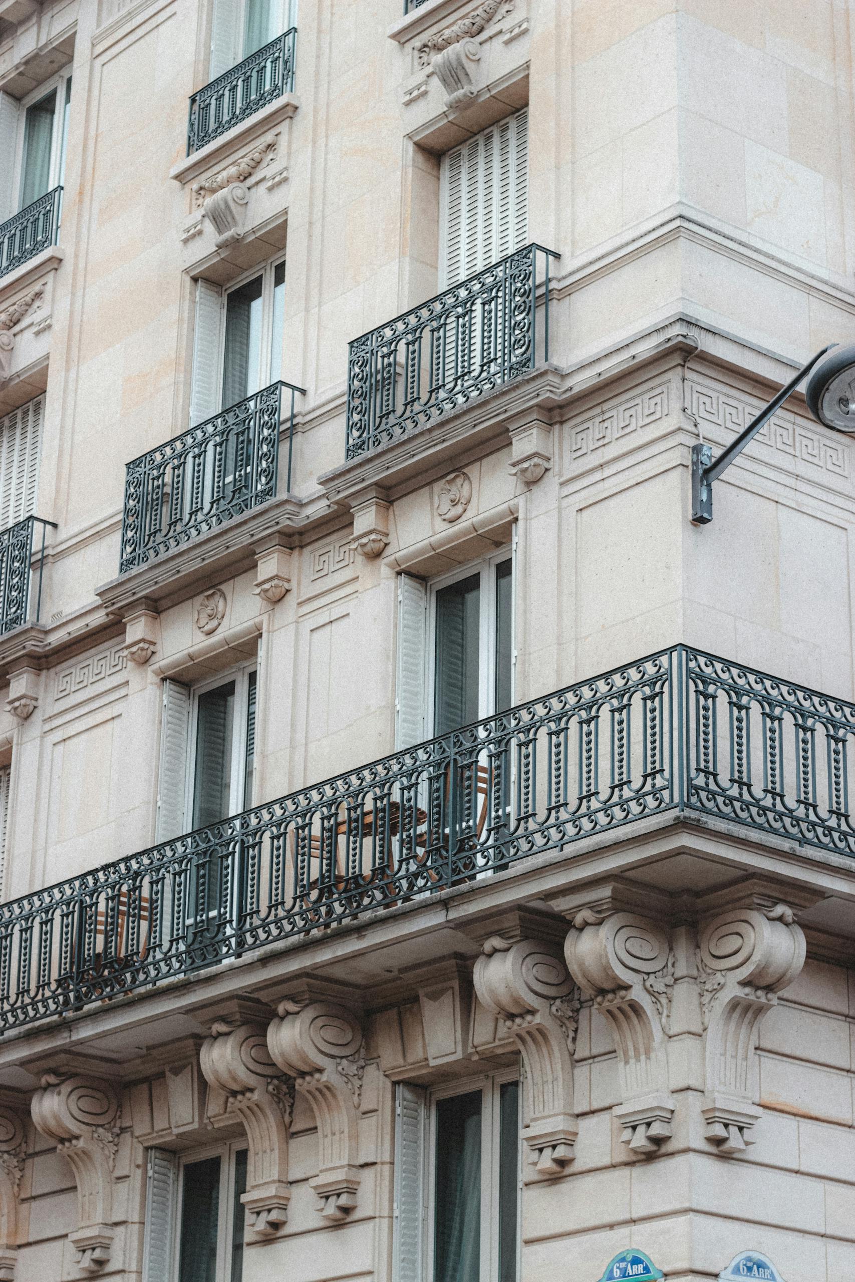 façade d'immeuble d'appartements moderne soumis aux règles du DPE