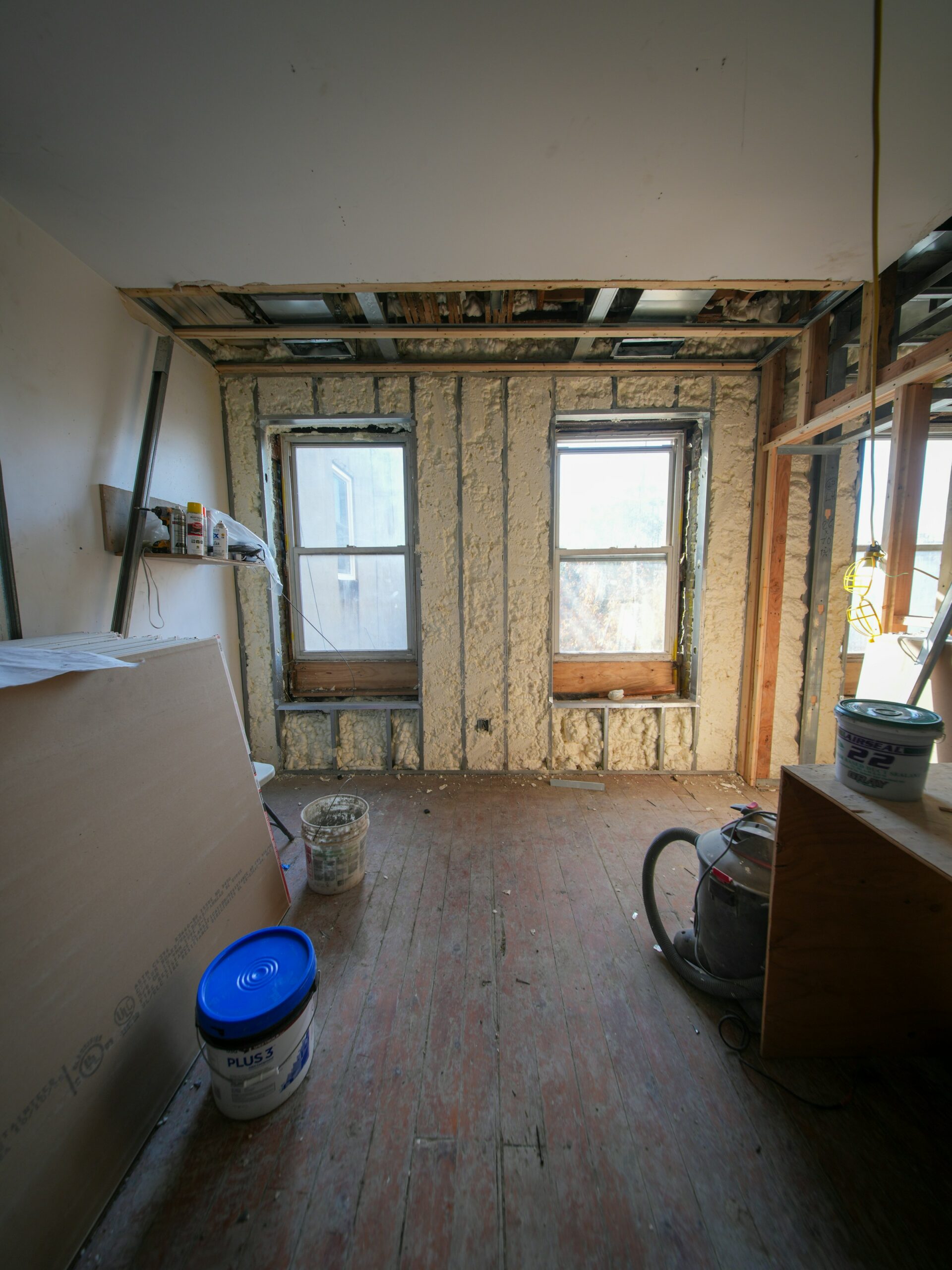 Isolation thermique : pose d'isolant dans les combles d'une maison en rénovation
