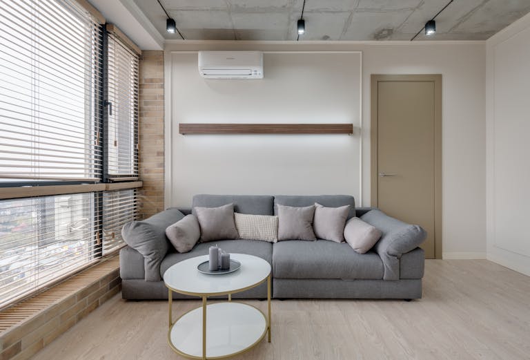 Pompe à chaleur air-air murale dans un intérieur de maison moderne