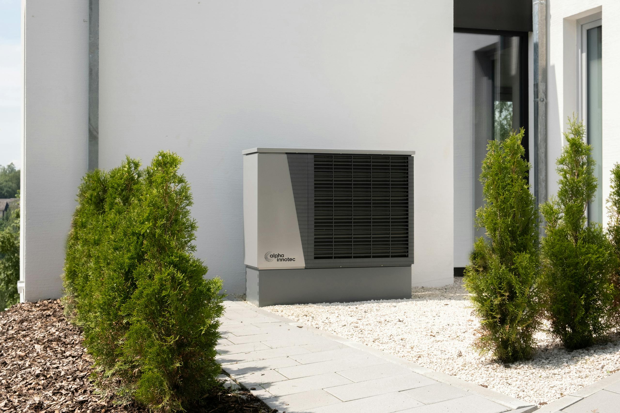 Pompe à chaleur air-eau installée contre une maison individuelle