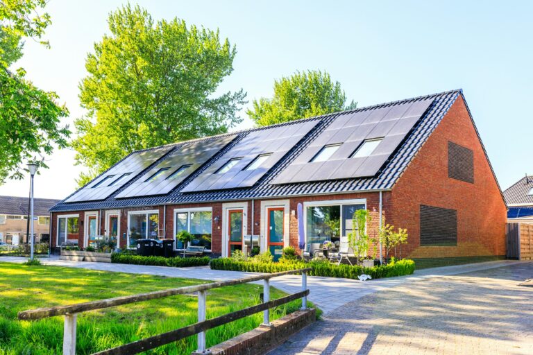 maison individuelle avec panneaux solaires photovoltaïques sur le toit en autoconsommation solaire