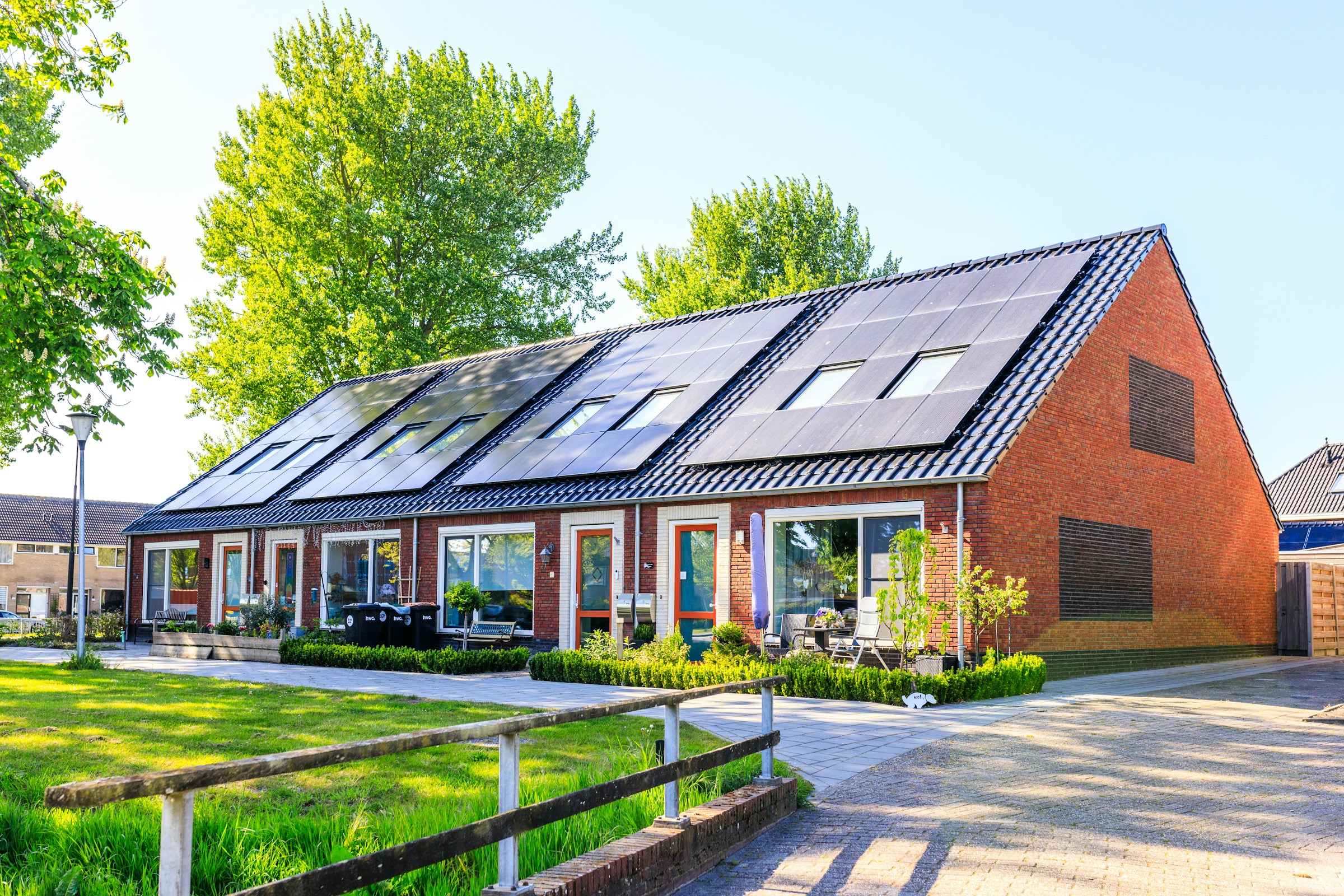 maison individuelle avec panneaux solaires photovoltaïques sur le toit en autoconsommation solaire