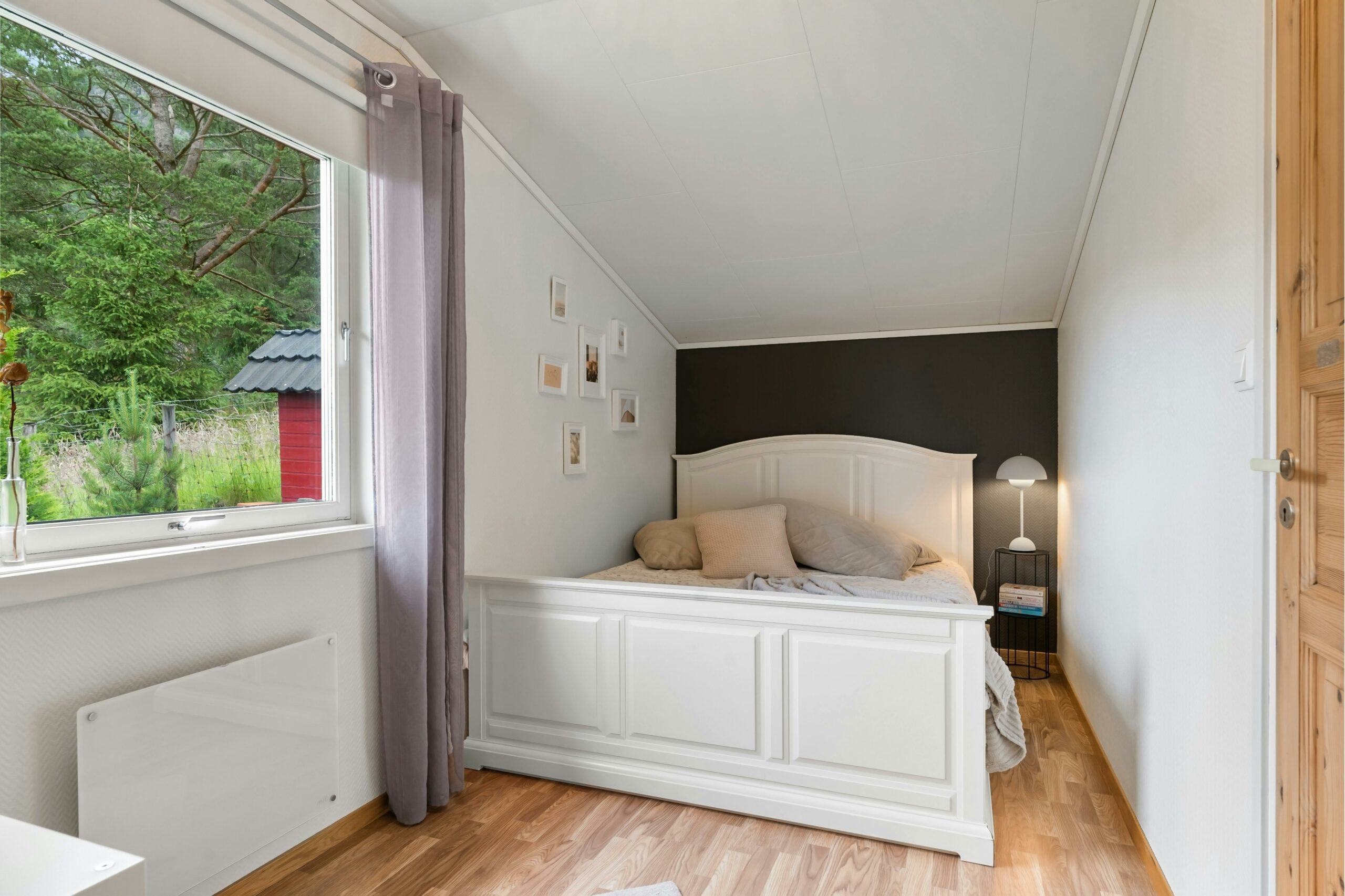 panneau rayonnant électrique blanc dans une chambre à coucher