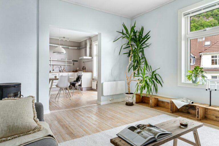 radiateur à inertie blanc fixé au mur dans un salon moderne