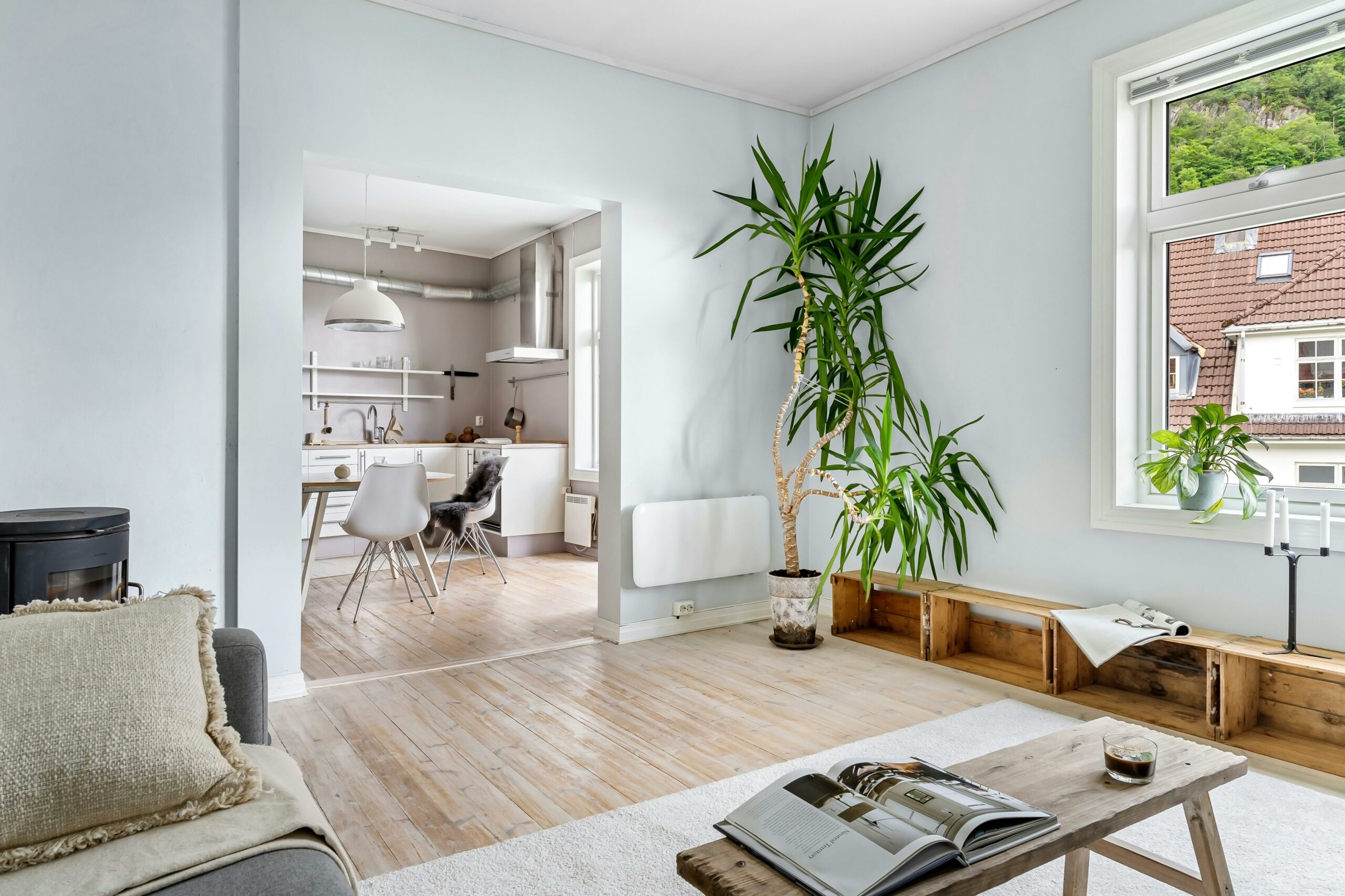 radiateur à inertie blanc fixé au mur dans un salon moderne