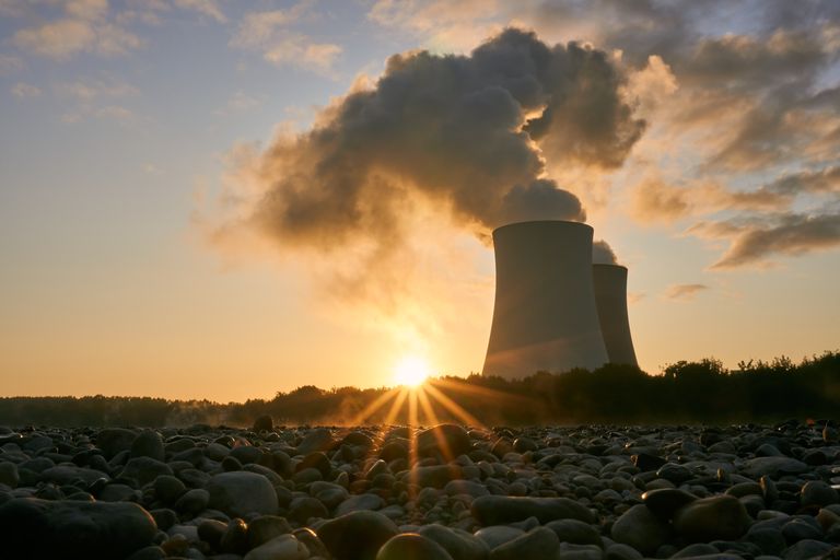 Nucléaire en France 2026 : avantages, risques et avenir décryptés