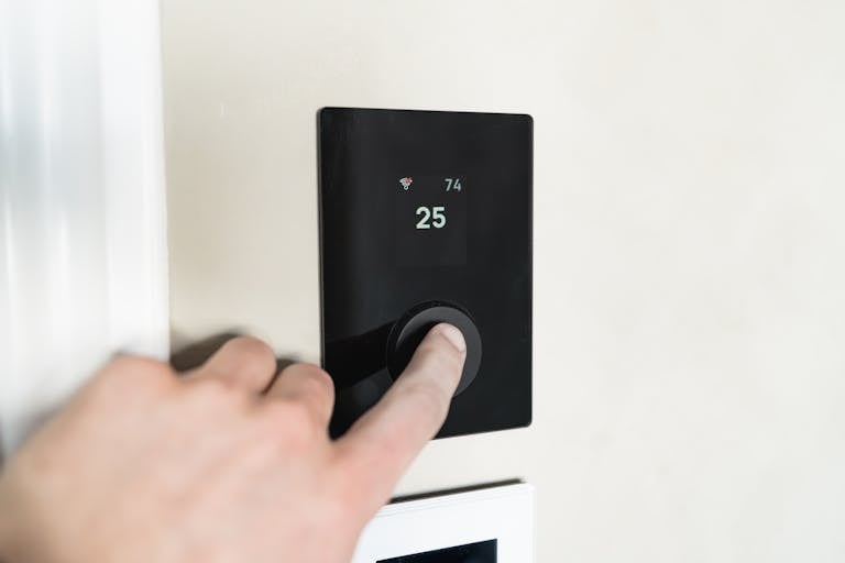Température idéale maison : le bon réglage pièce par pièce en 2026