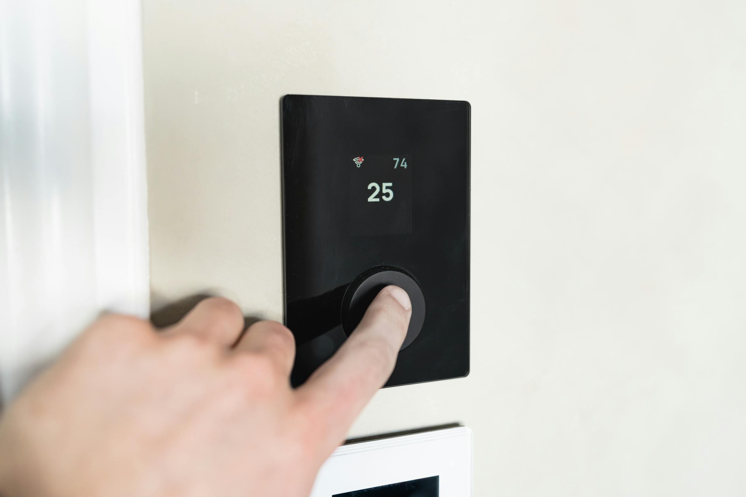 Température idéale maison : réglage du chauffage pièce par pièce sur un thermostat